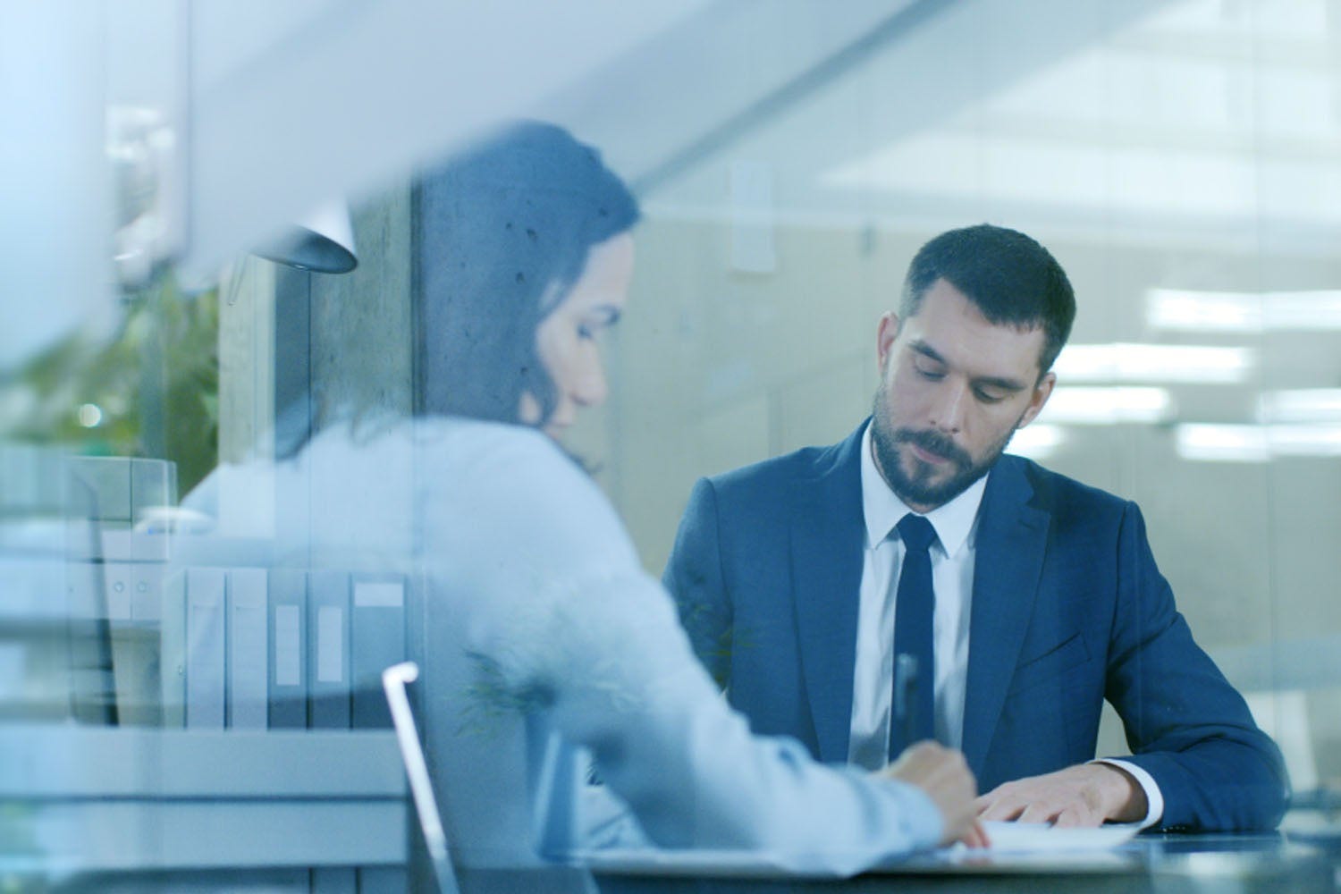 Zwei Personen sitzen am Arbeitstisch