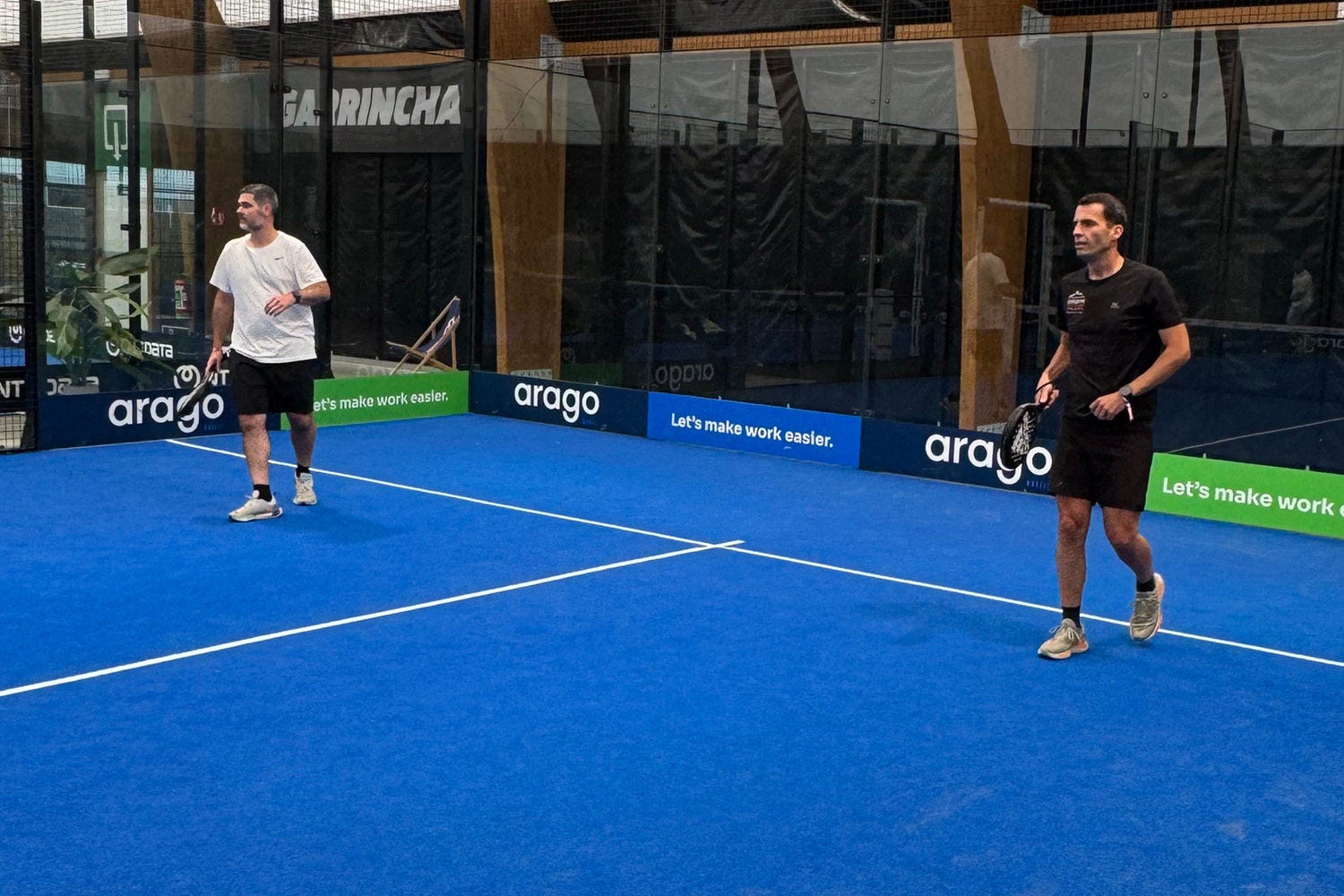 2 people playing padel