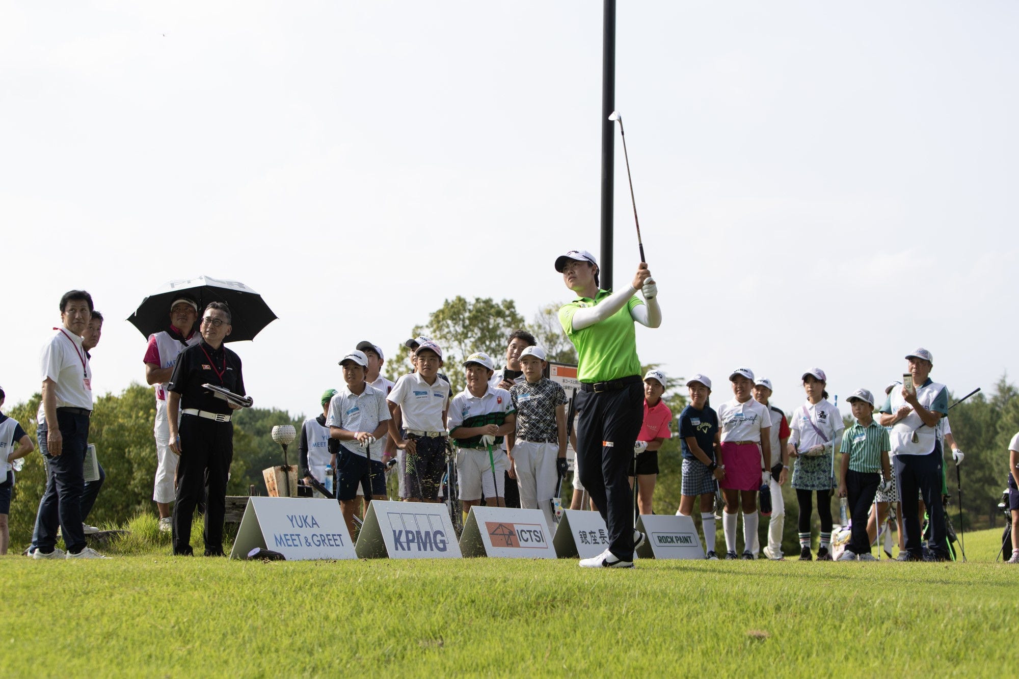 コース上で実技をみせる笹生選手