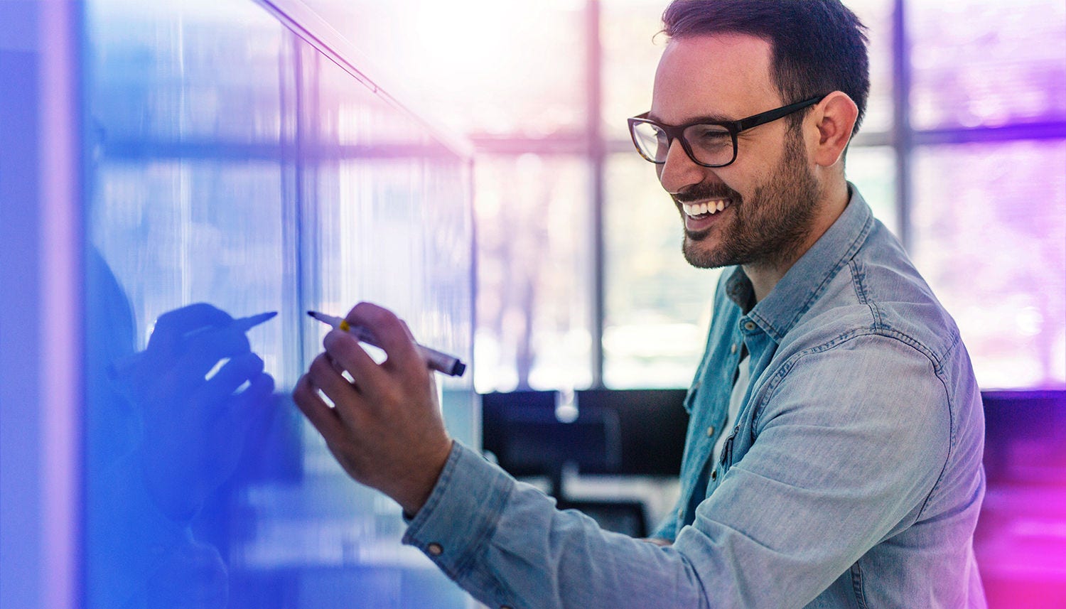 Mężczyzna piszący na tablicy