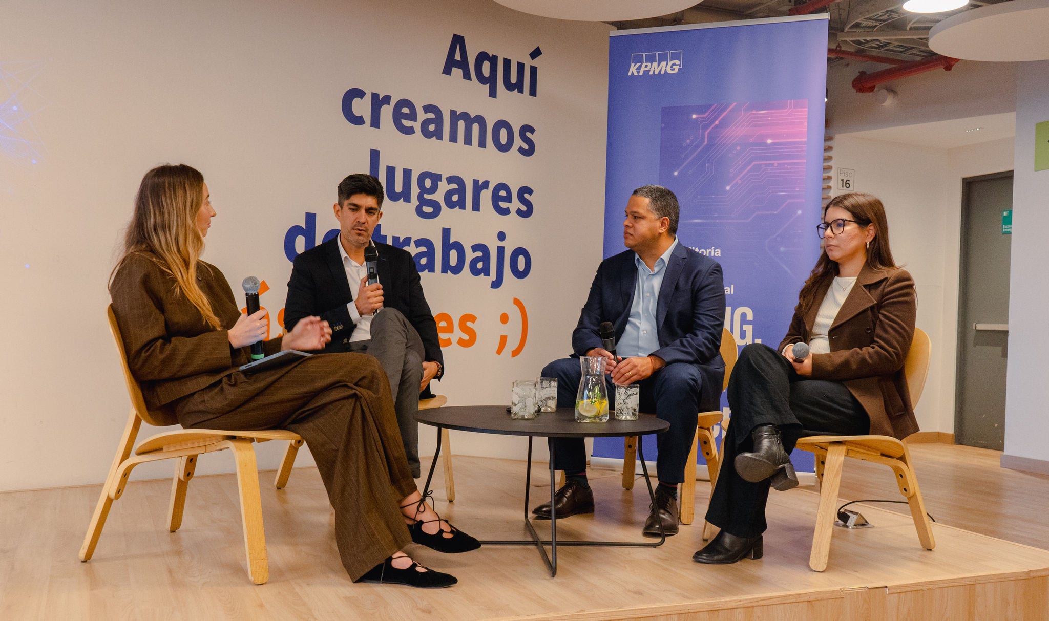 4 personas conversando