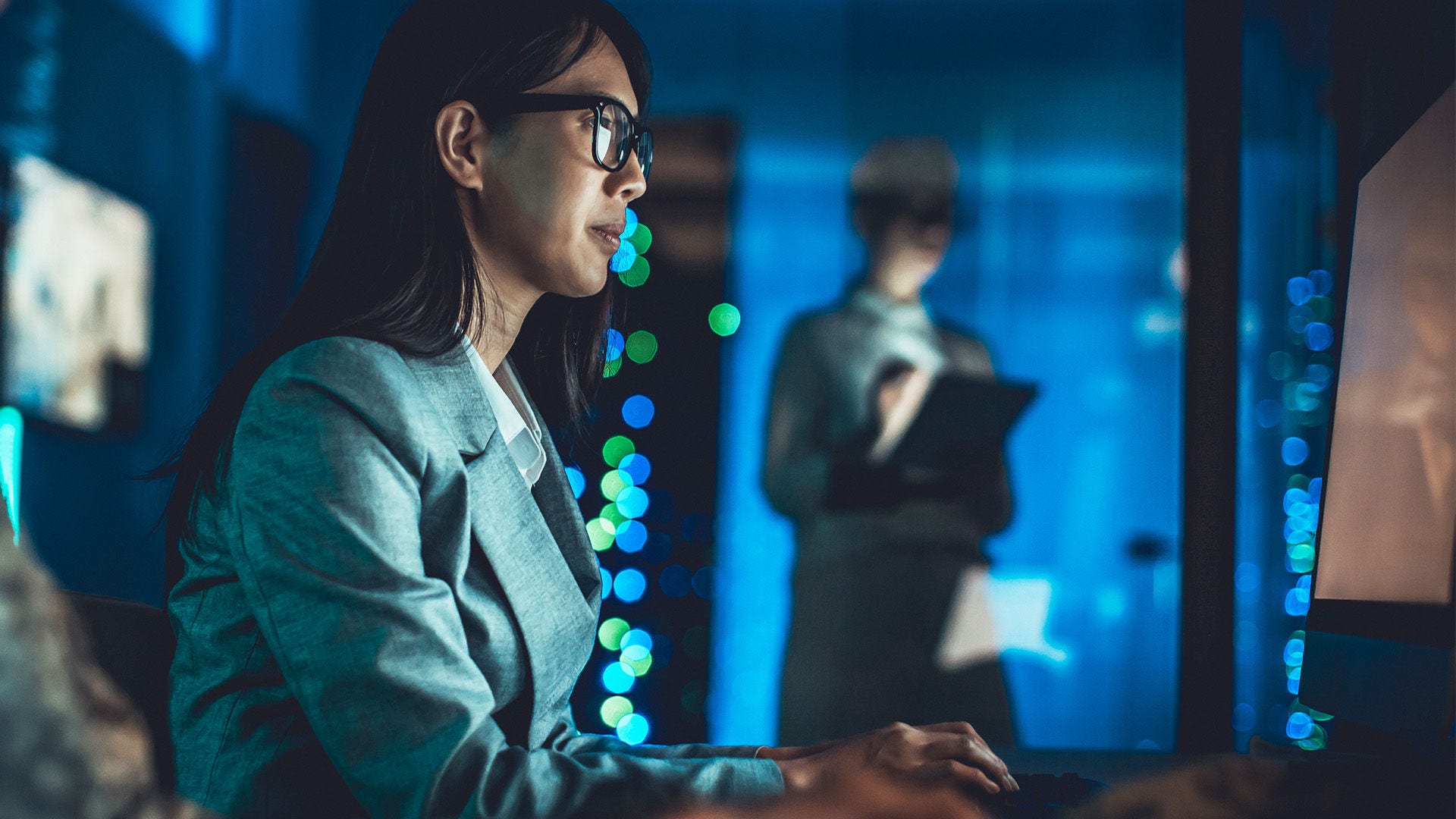 Frau vor Computer