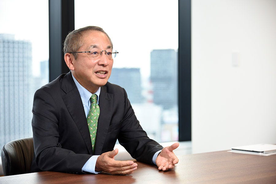 着席して発言されている姿