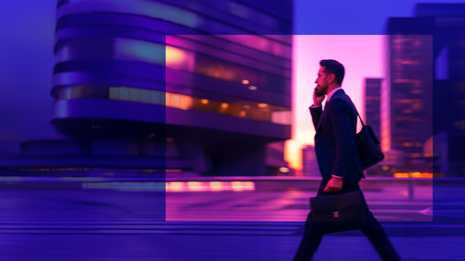 Homem com uma pasta e uma mala a andar na cidade enquanto fala ao telemóvel