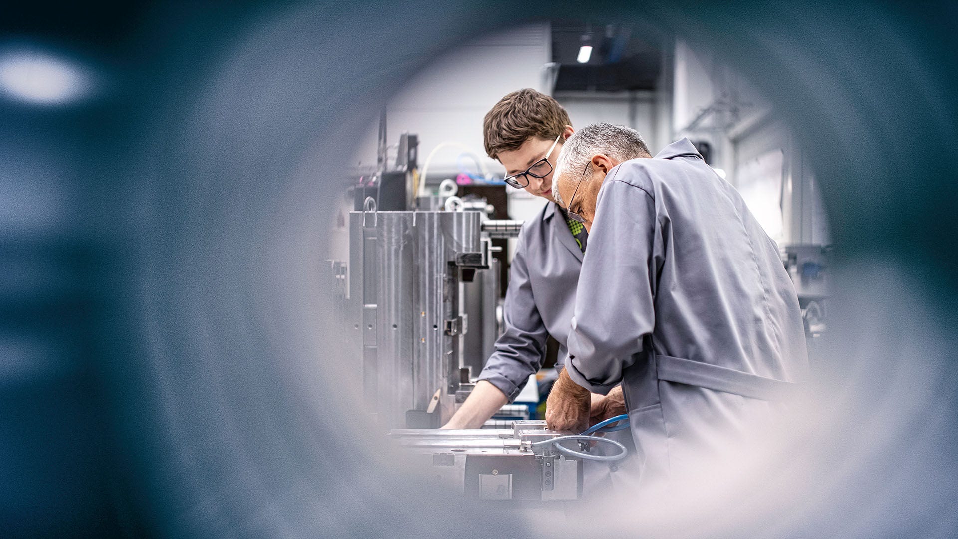 Personen bei der Produktionsarbeit