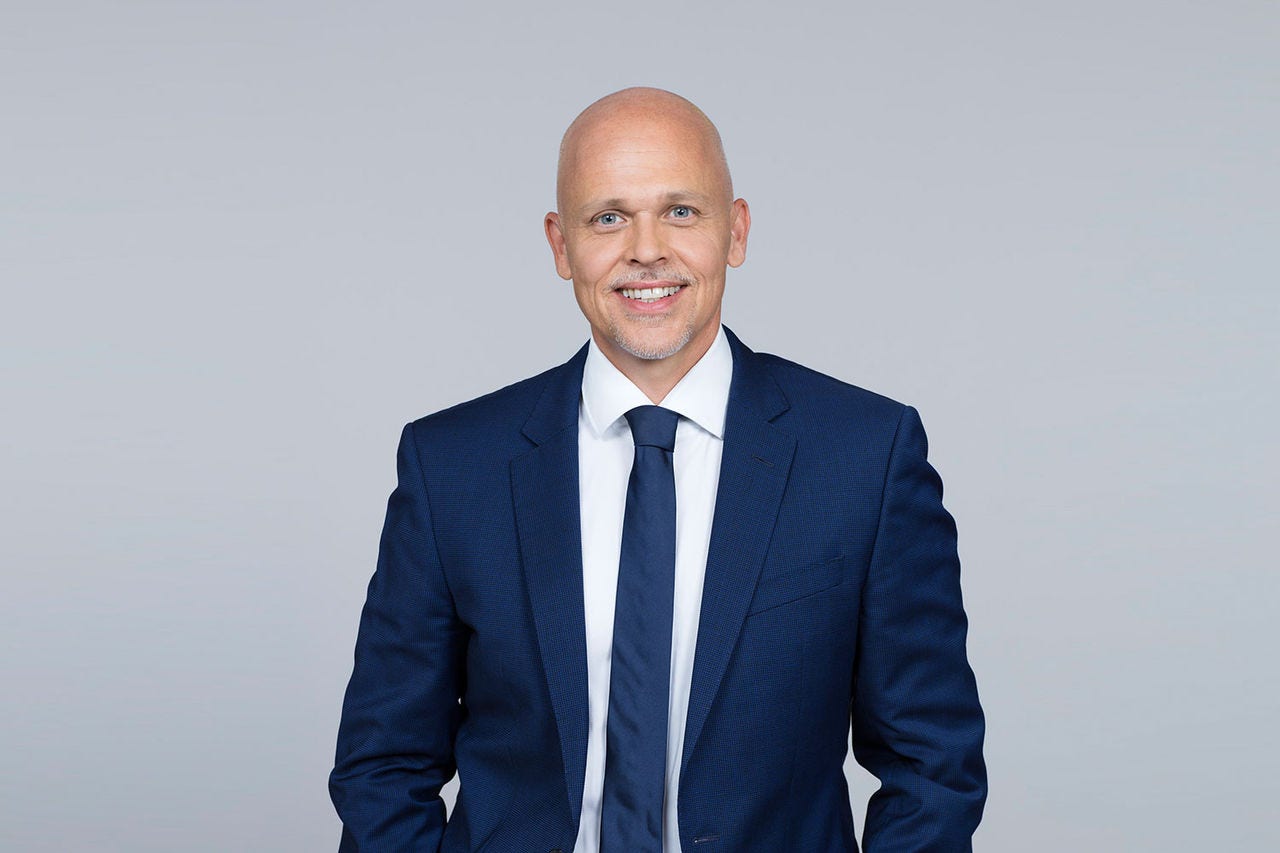 Porträt von Rainer Kaufmann vor einem hellgrauen Hintergrund