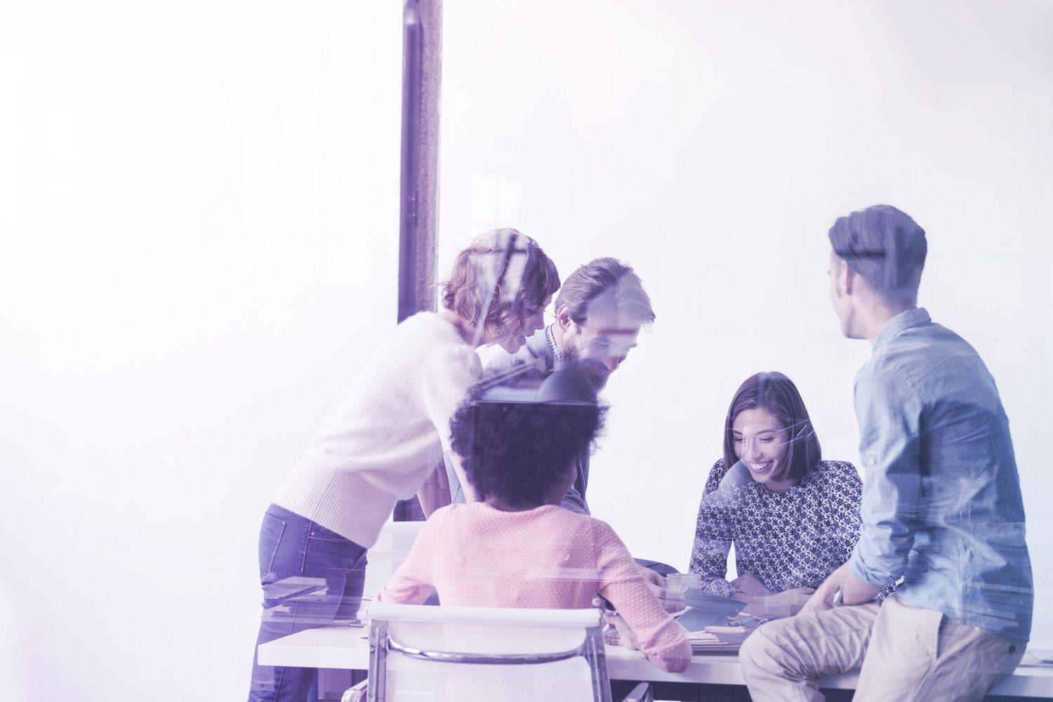Grupo de personas reunidas en una sala de trabajo