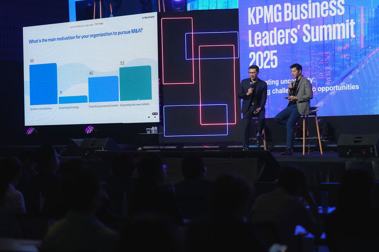 KPMG in Thailand Deal Advisory Partners Songpon Kiatlertpongsa and Surayos Chuephanich on stage