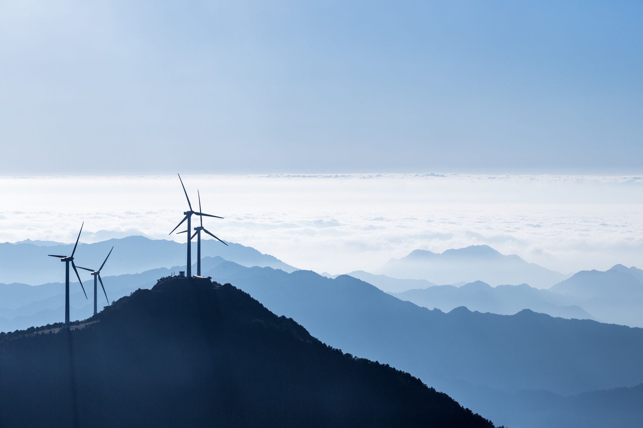veterne turbiny na vrchole kopca