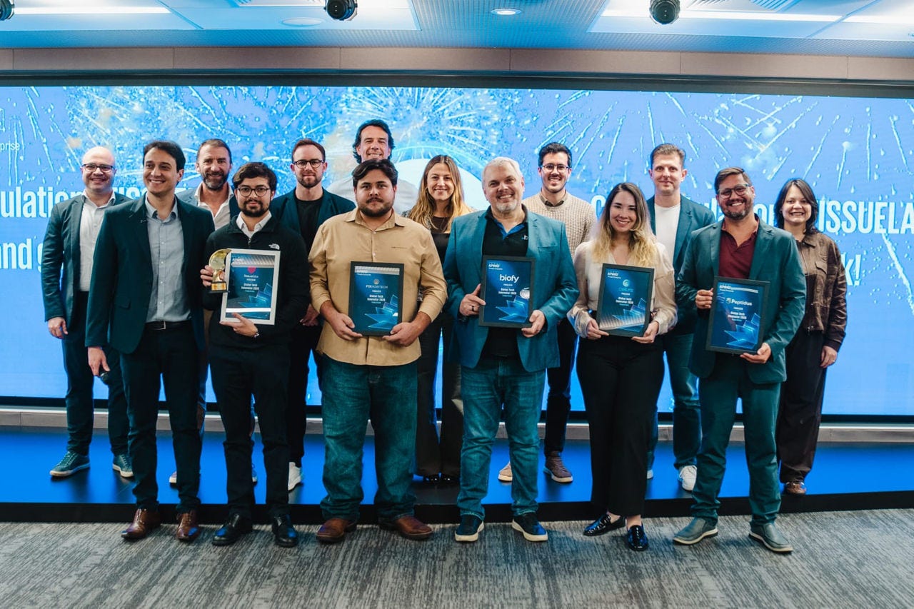 Na frente, finalistas com o vencedor TissueLabs e o sócio Diogo Garcia, líder dos programas de startups na KPMG no Brasil. Ao fundo, jurados com a sócia Carolina de Oliveira, líder global de Emerging Giants e sócia-líder de Private Enterprise da KPMG no Brasil e na América do Sul  