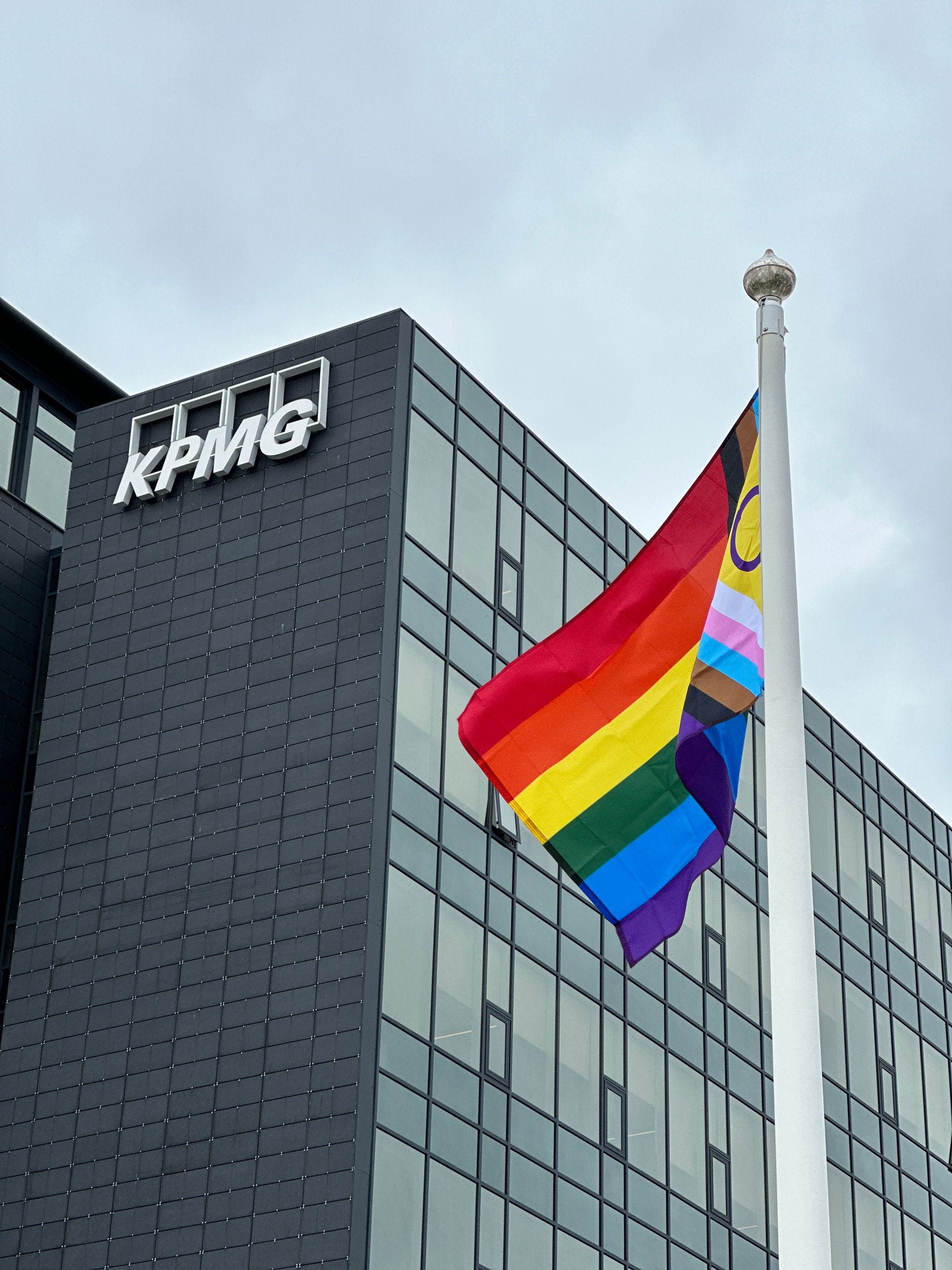 KPMG í Borgartúni og Hinsegin fáni