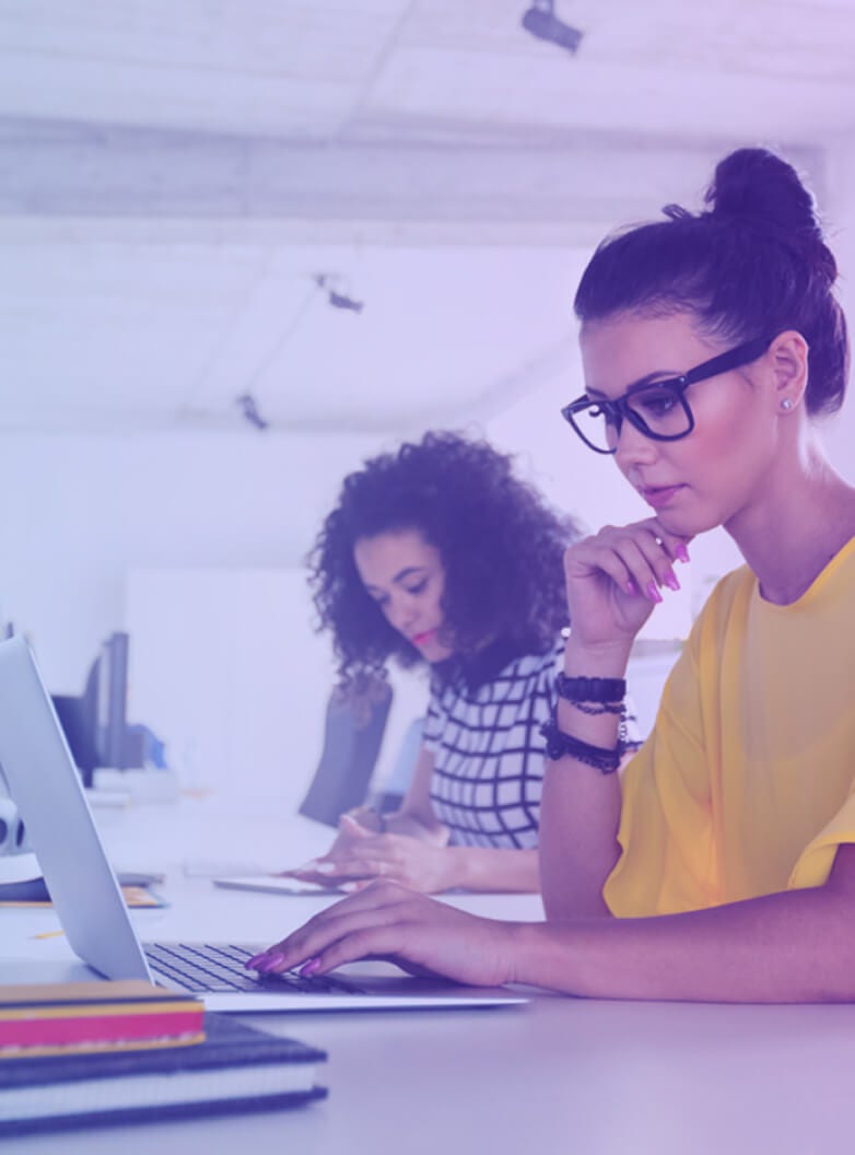 Duas mulheres a trabalhar em ambiente de escritório