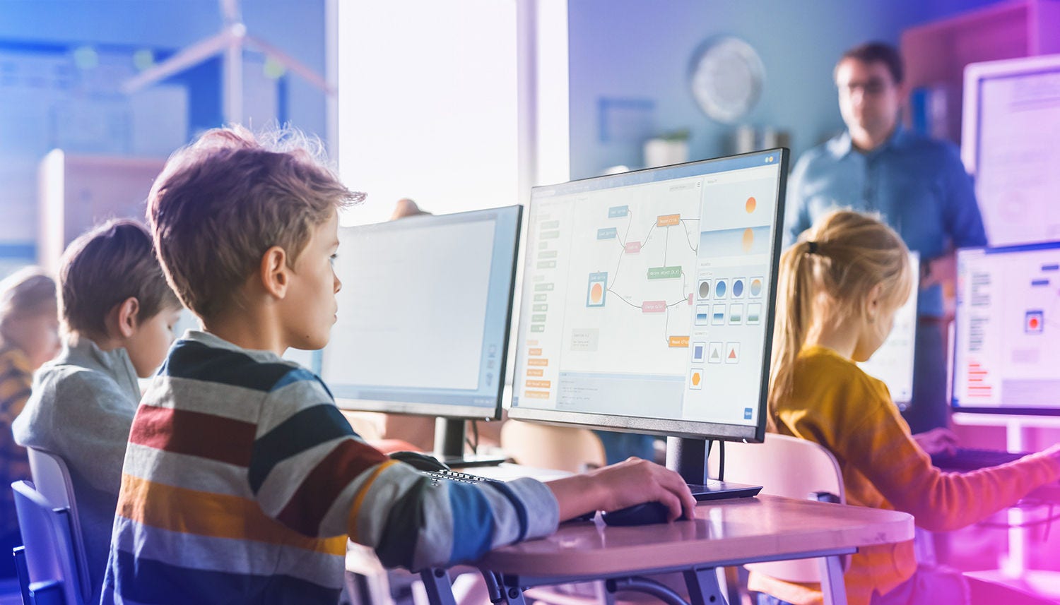 Chłopak przed ekranem monitora