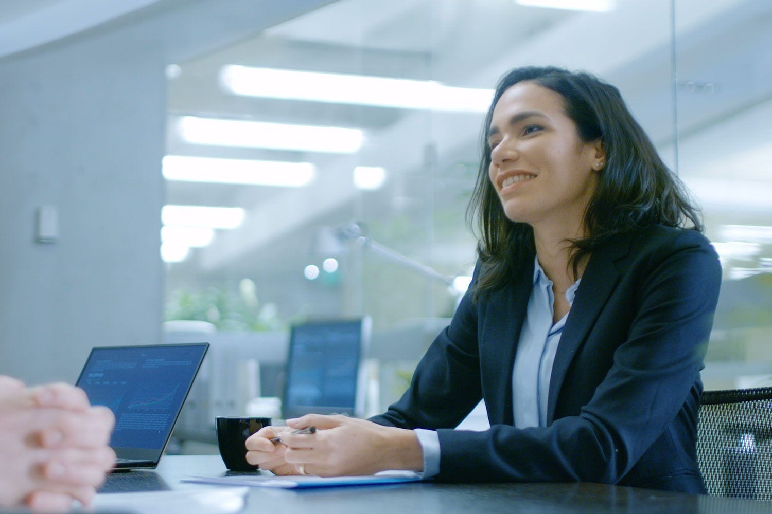 Eine Frau am Arbeitstisch im Büro