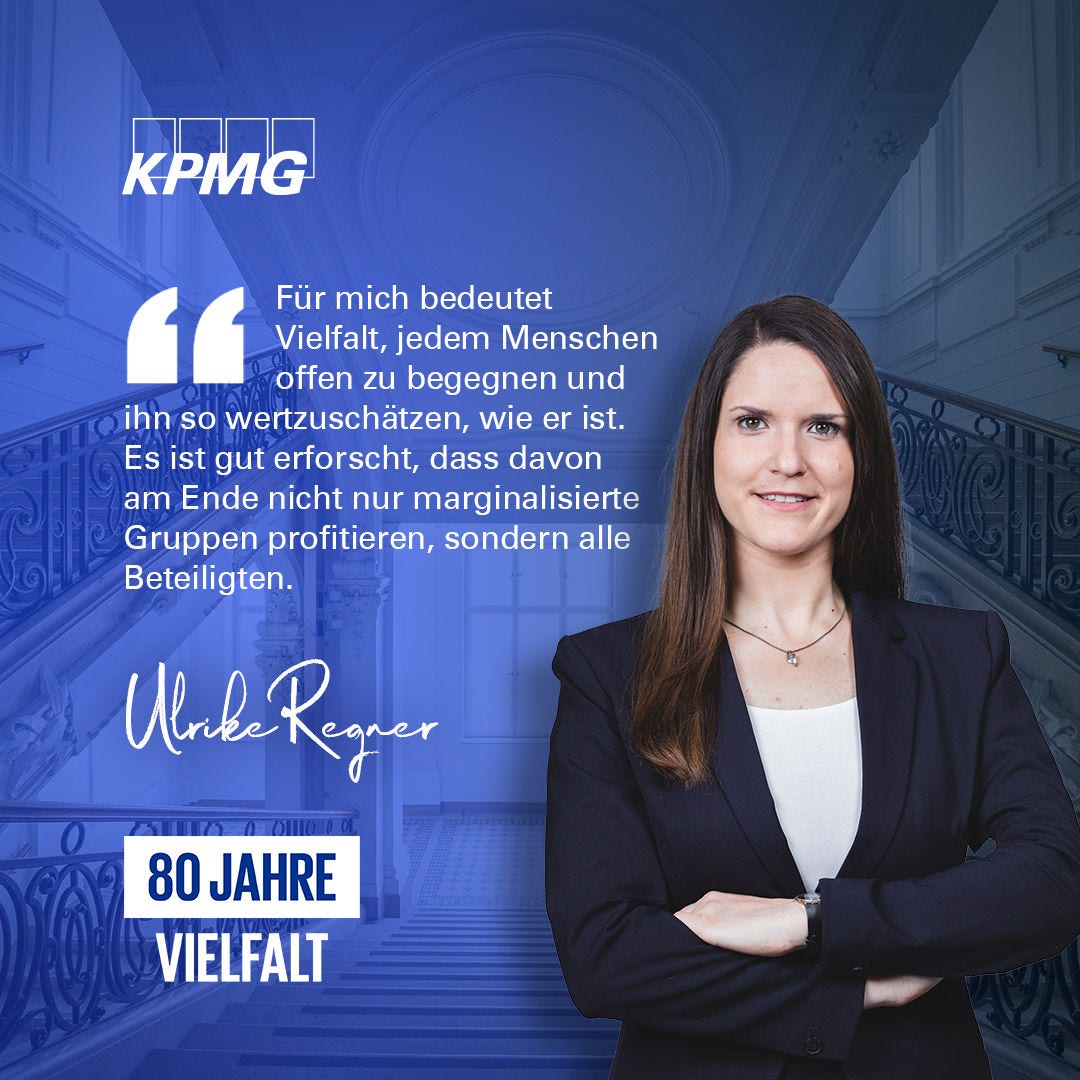 Porträt einer Person in Businesskleidung mit verschränkten Armen vor blauem KPMG-Hintergrund. Zitat über Vielfalt als Offenheit, Wertschätzung und das Hinterfragen von Gewohnheiten. Unten steht: „80 Jahre Vielfalt“.