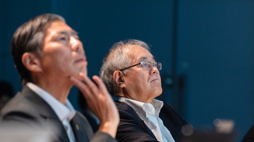 ピッチに向けた審査員の真剣な眼差し