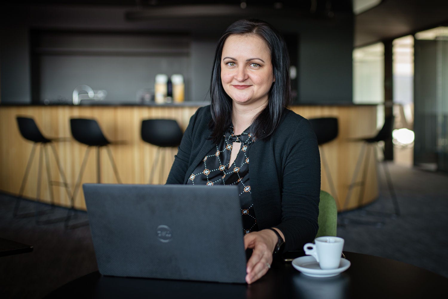 Karin Stířbrská v kanceláři