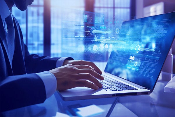 Pessoa a ver dados no portátil