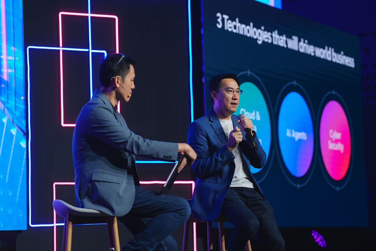 Vasupon Thankakan, Chief Operating Officer (COO), Microsoft Thailand, on stage