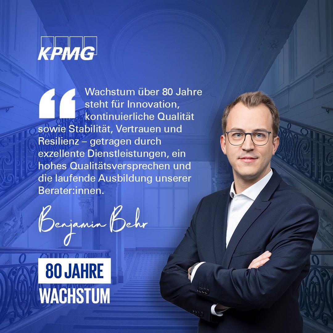 Porträt einer Person in Businesskleidung mit verschränkten Armen vor blauem KPMG-Hintergrund. Großes Zitat über „Wachstum“: Innovation, kontinuierliche Qualität, Stabilität, Vertrauen und Resilienz; hochwertige Dienstleistungen, hohe Servicequalität und Ausbildung der Beraterinnen und Berater. Unten steht: „80 Jahre Wachstum“.