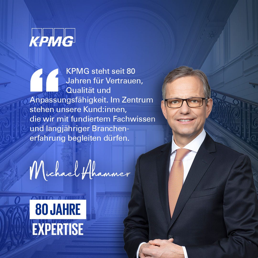 Porträt einer Person im Anzug mit Krawatte vor blauem KPMG-Hintergrund. Zitat: KPMG steht seit 80 Jahren für Vertrauen, Qualität, Anpassungsfähigkeit und tiefe Branchen‑Expertise. Unten steht: „80 Jahre Expertise“.