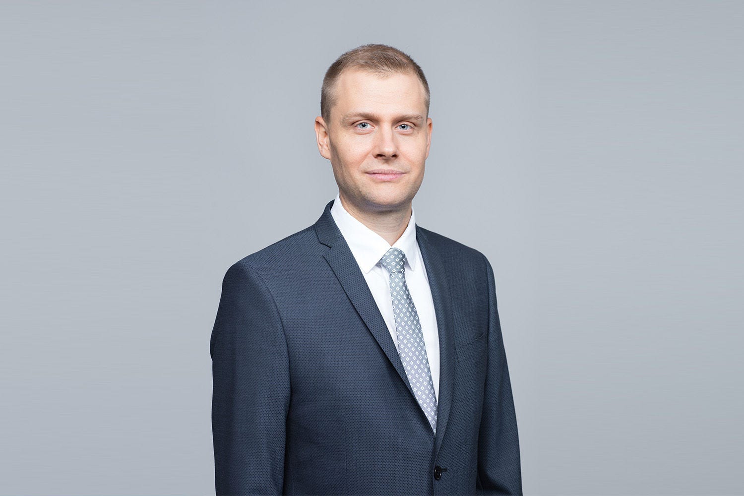 Porträt von Michael Ginner vor einem hellgrauen Hintergrund