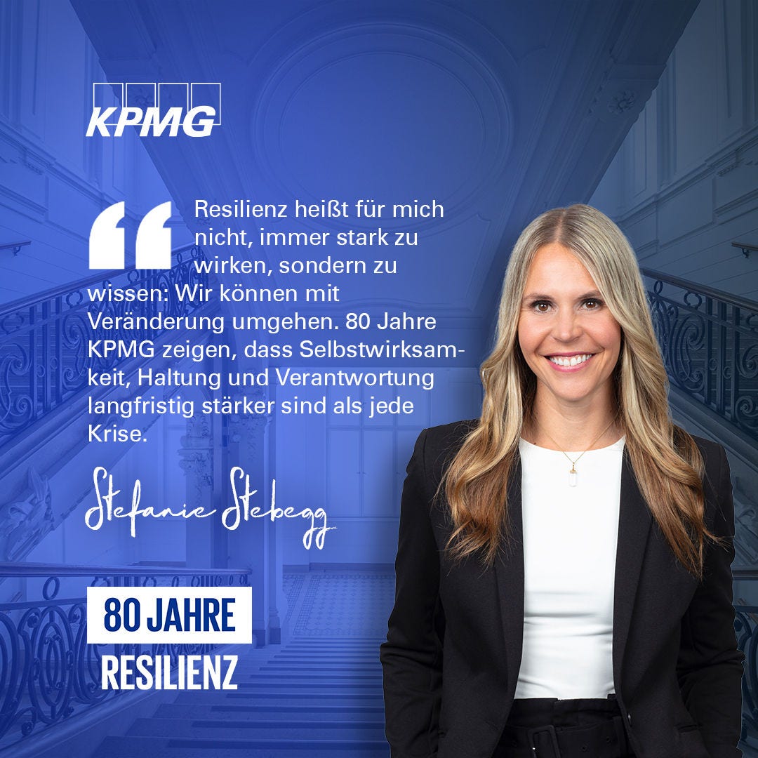 KPMG-Poster: Frau im Business-Outfit vor blauem Hintergrund, Zitat; Schriftzug „80 Jahre Resilienz“
