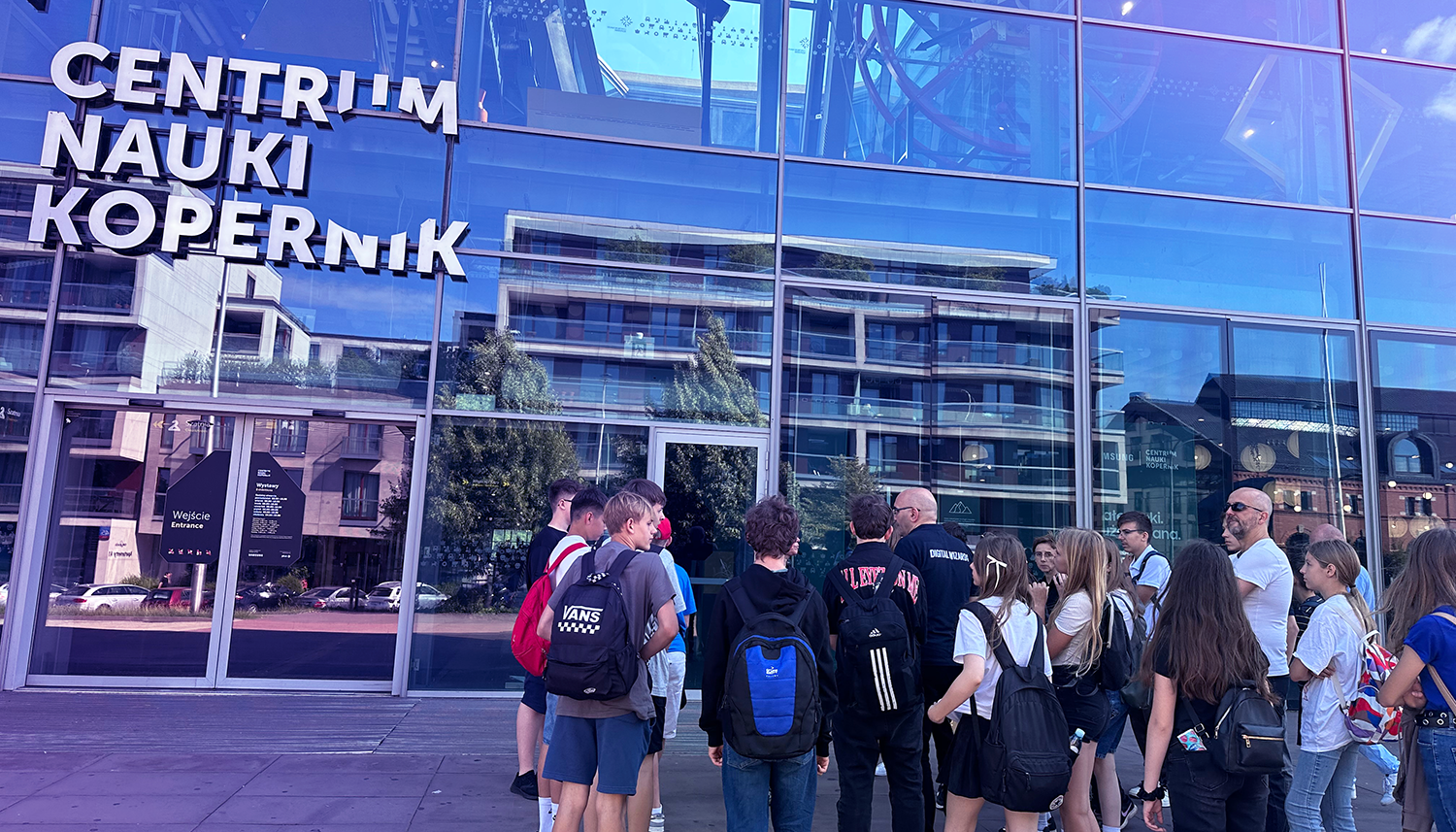 Grupa młodzieży na wycieczce do Centrum Kopernika w Warszawie