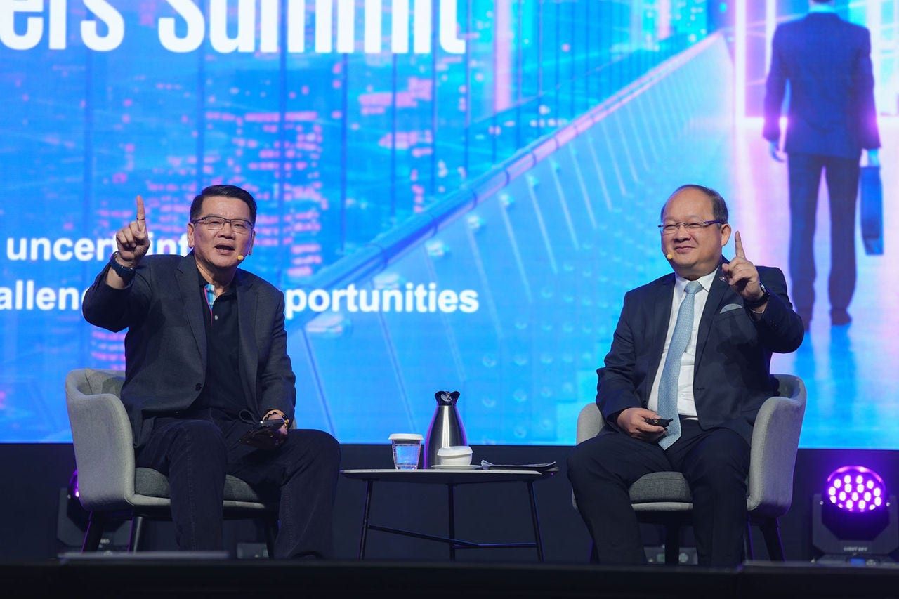 Kriengkrai Thiennukul, Chairman, The Federation of Thai Industries (FTI) on stage with Charoen Phosamritlert, CEO of KPMG in Thailand
