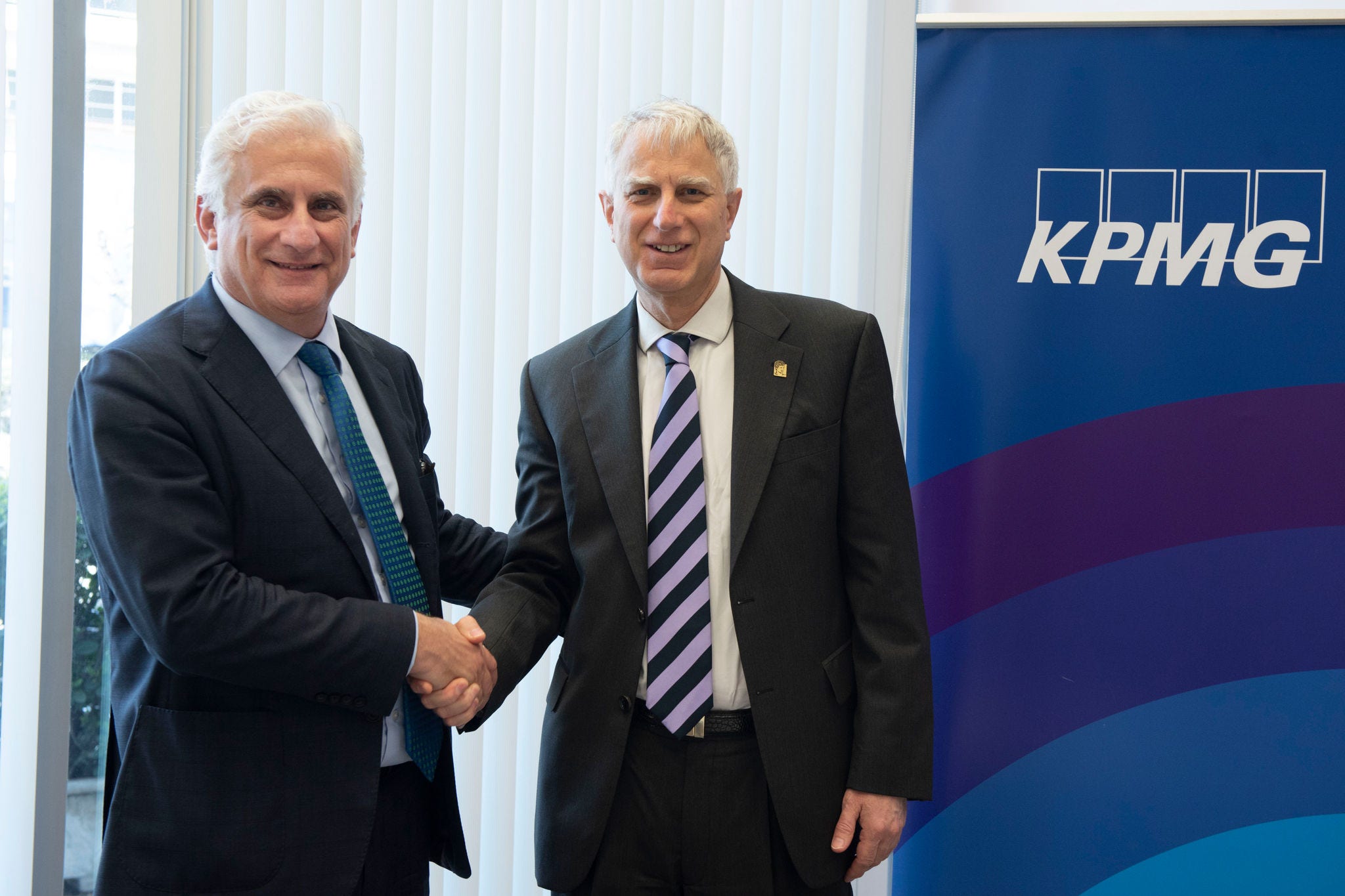 mnimonio sinergasias metaxi opa kai kpmg handshake