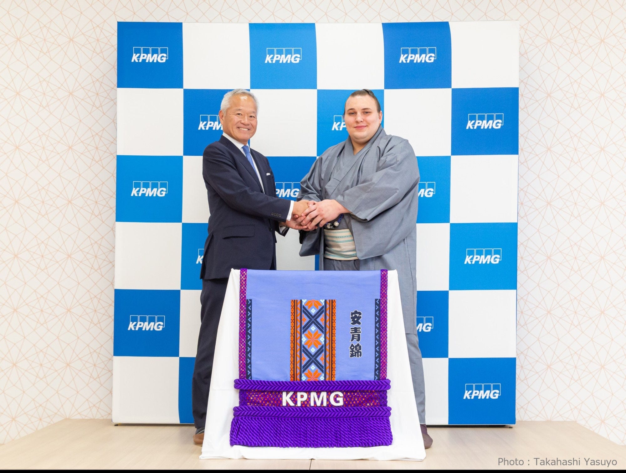 大関安青錦関へ化粧まわしを贈呈