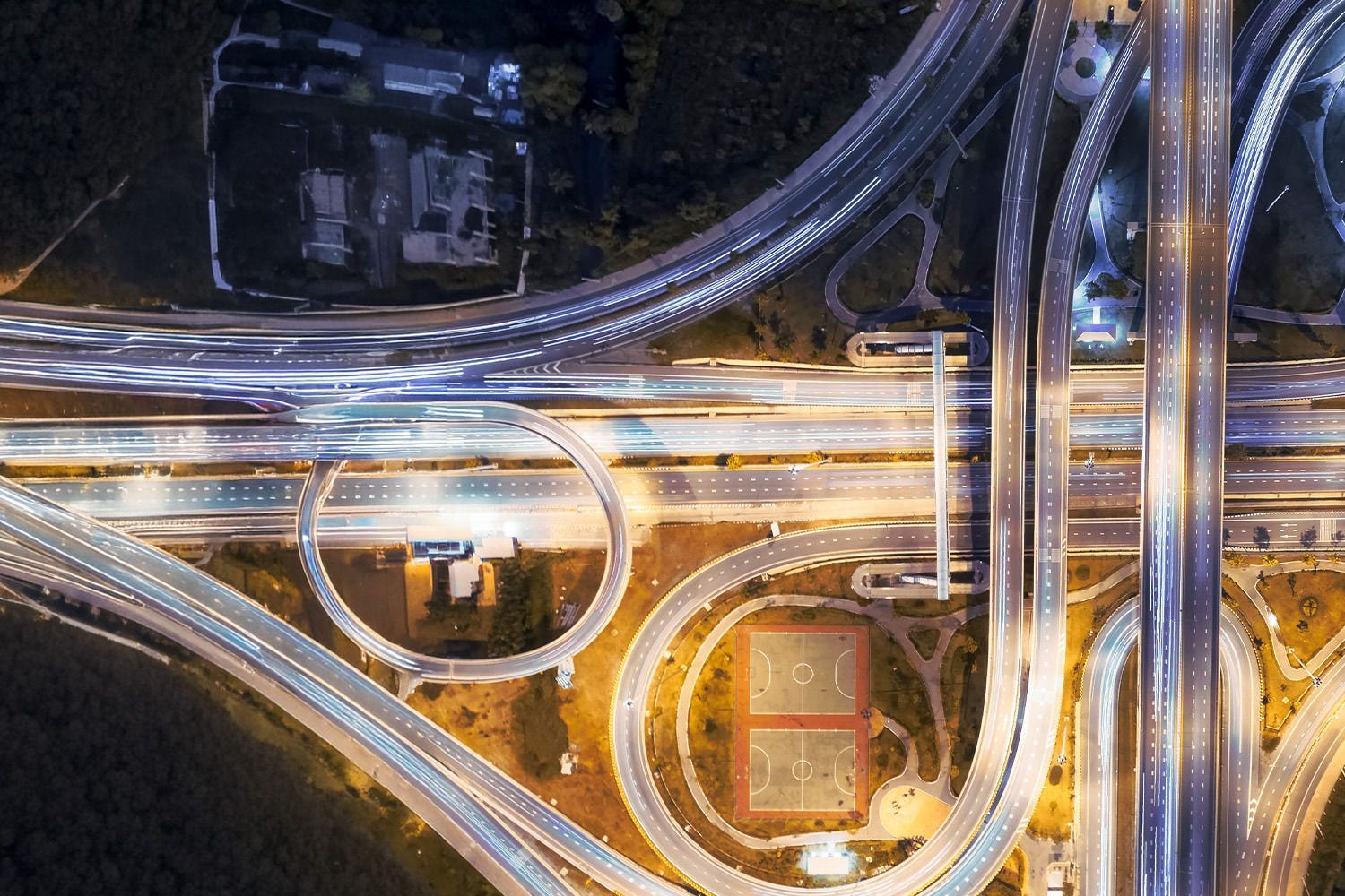 Autobahnkreuz bei Nacht