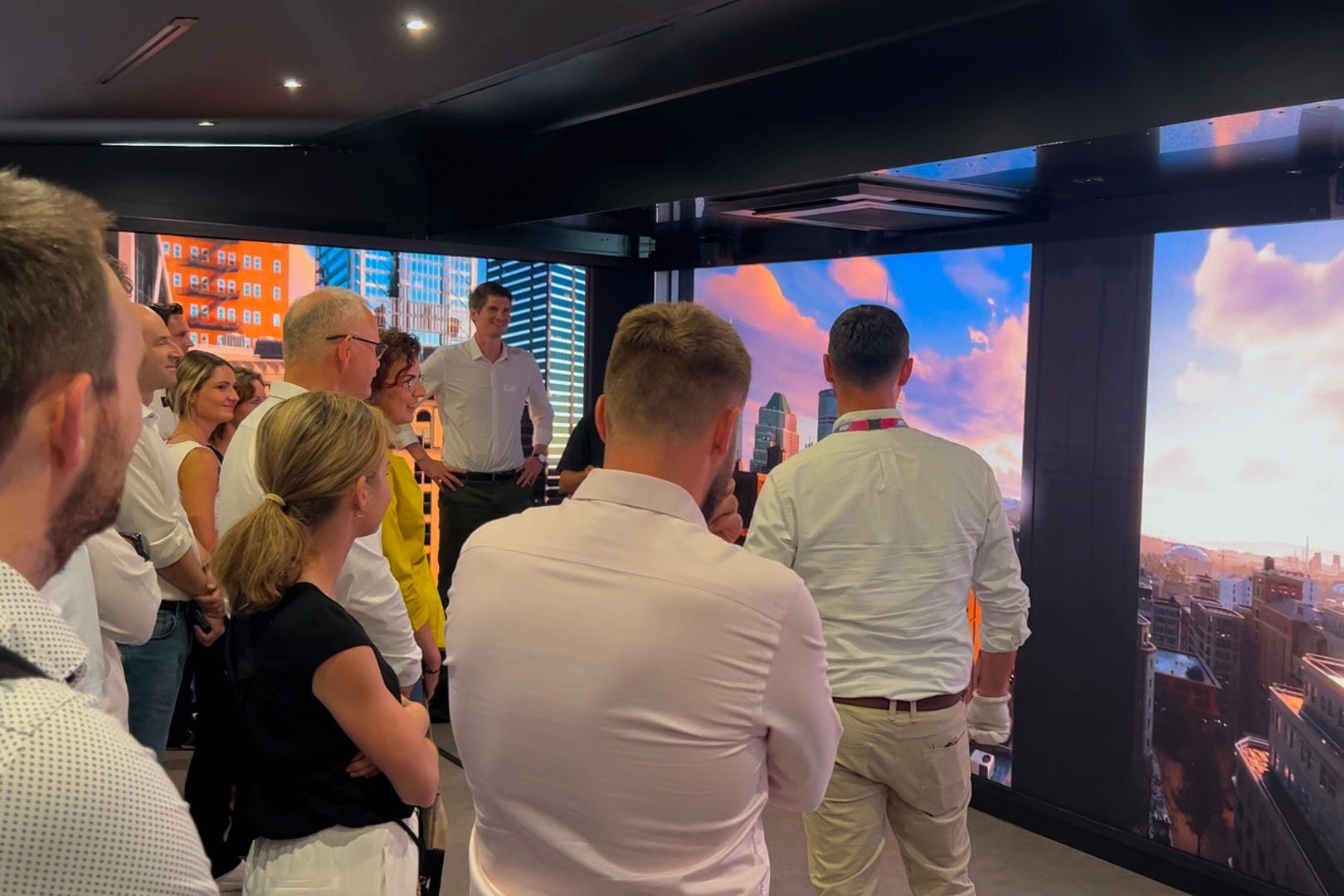 Menschengruppe schaut aus einem Fenster