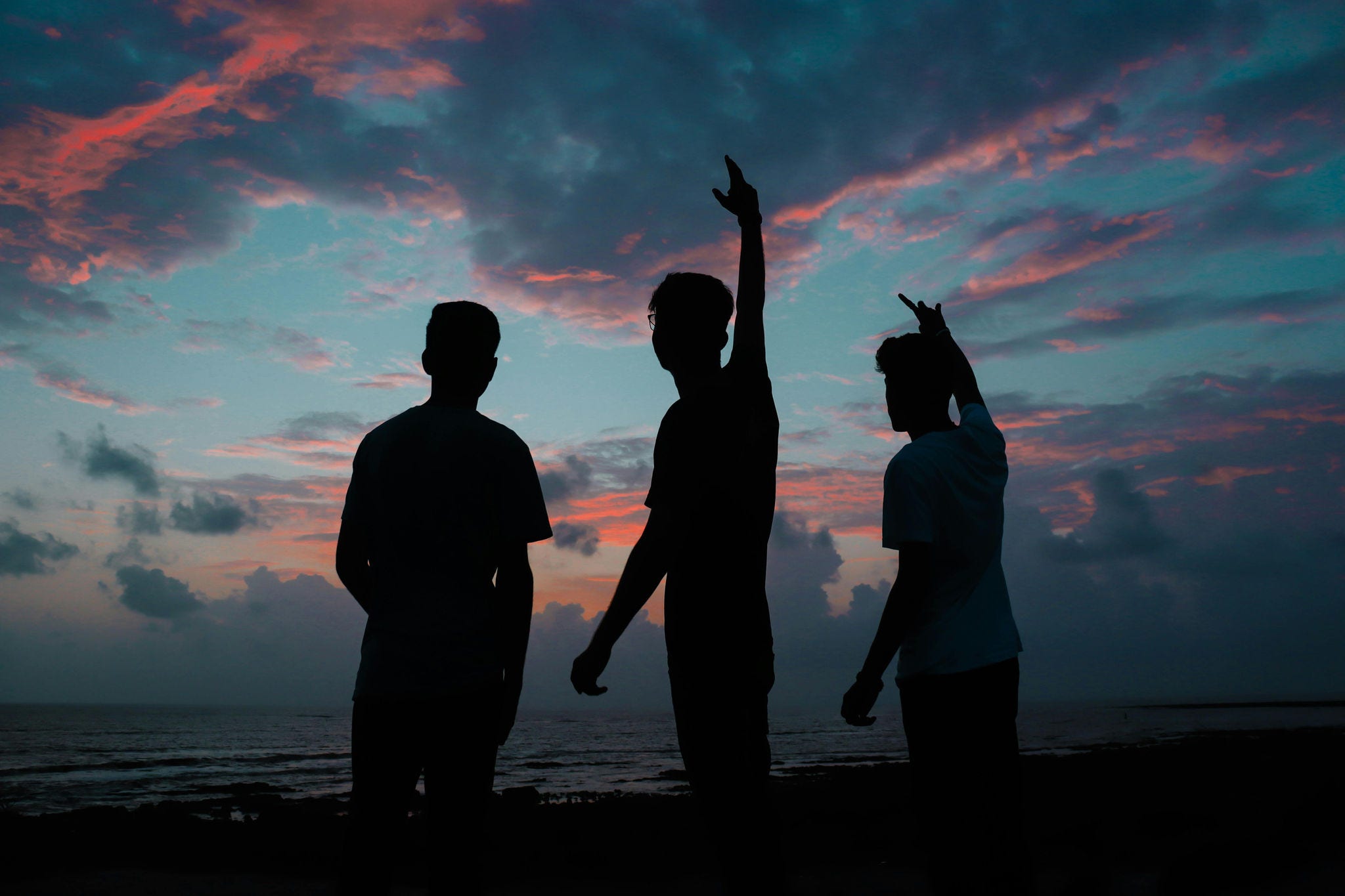 siluetas frente a un atardecer
