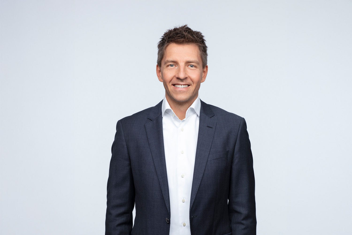 Portrait von Christian Althaus vor einer grauen Wand.