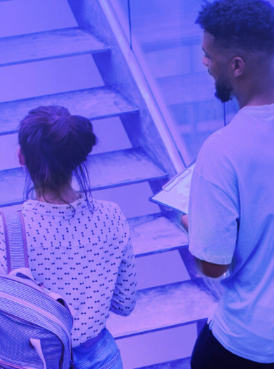 Duas pessoas a conversar e a subir umas escadas