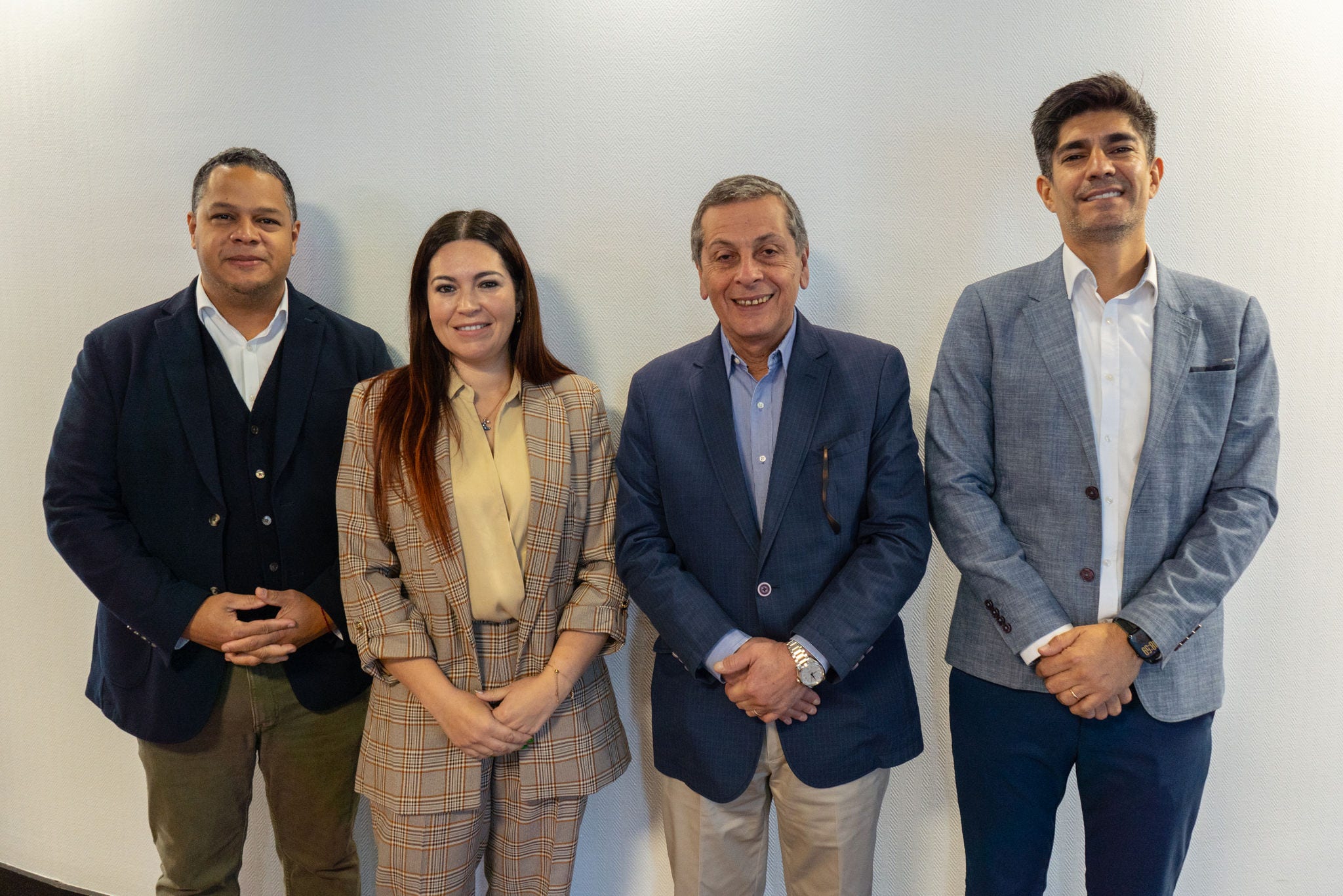 personas posando para foto