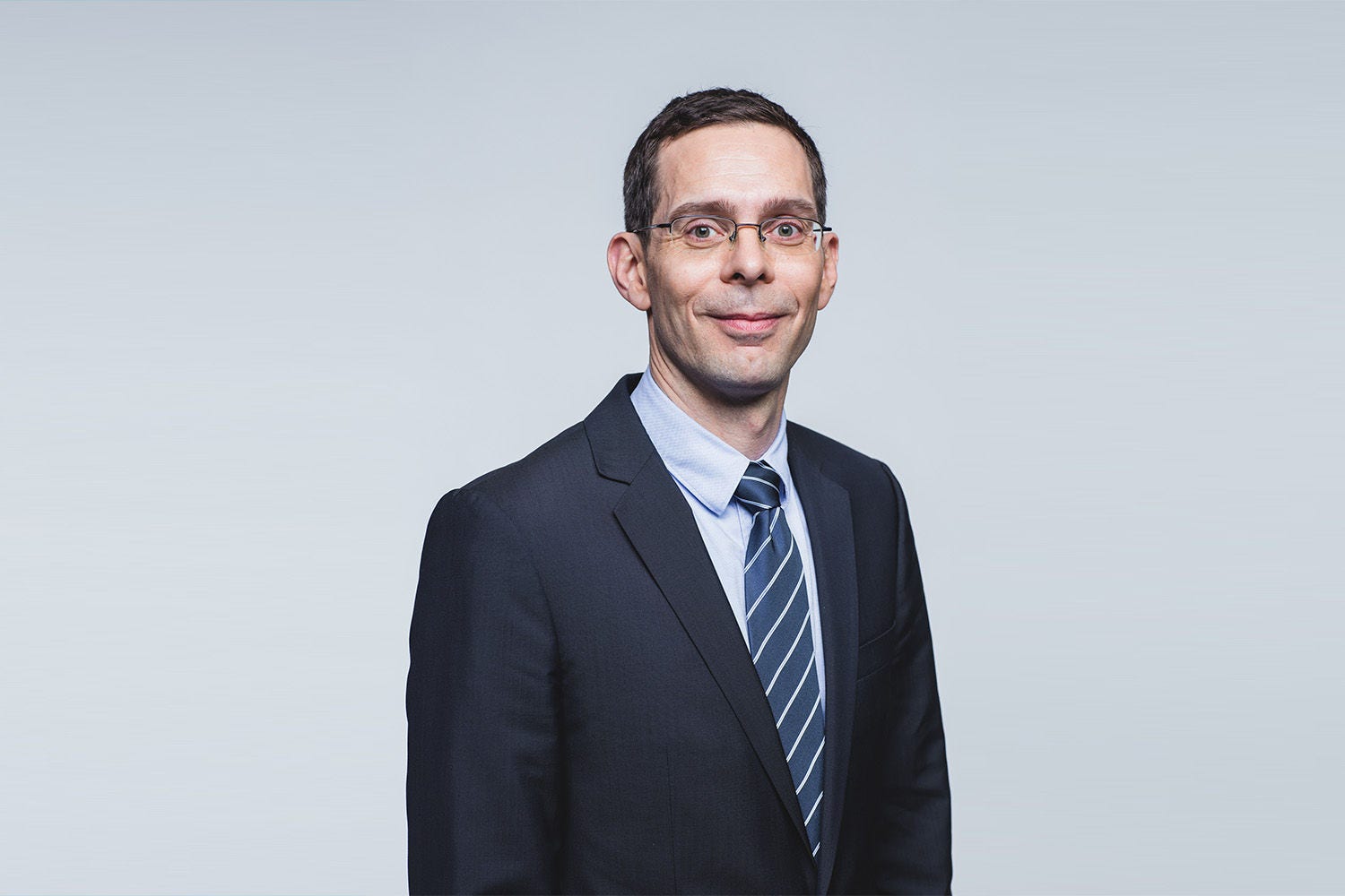 Porträt von Philipp Rümmele vor einem hellgrauen Hintergrund