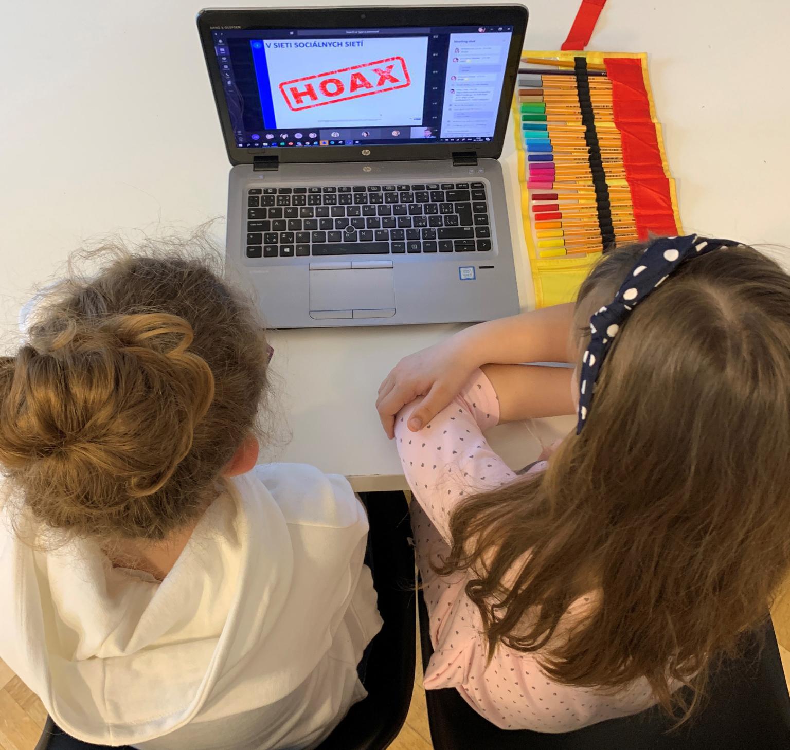 deti sediace pri notebooku