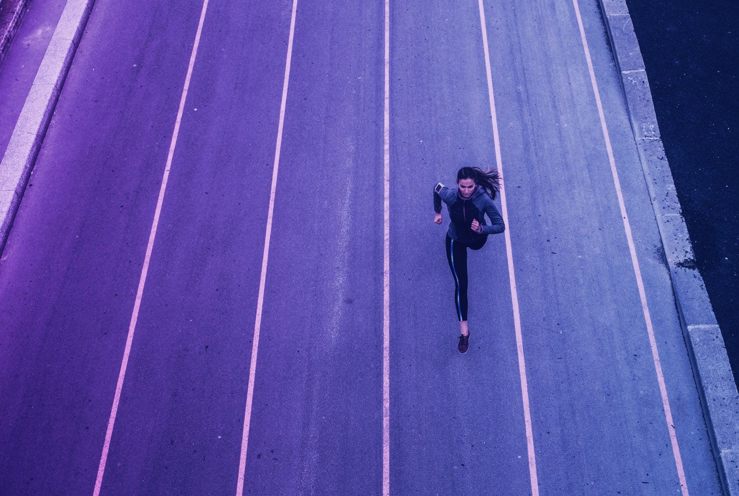 Illustration einer Frau die auf der Straße läuft