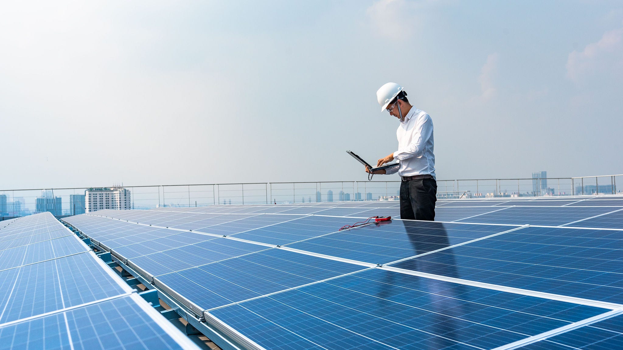 Técnico inspecciona painéis solares
