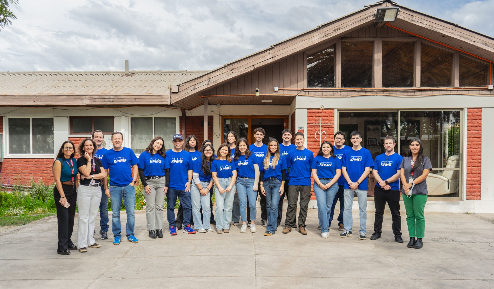 fundacion nuestros hijos junto a equipo KPMG