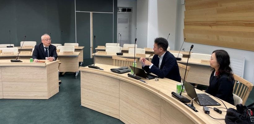 議員会議室での会談風景