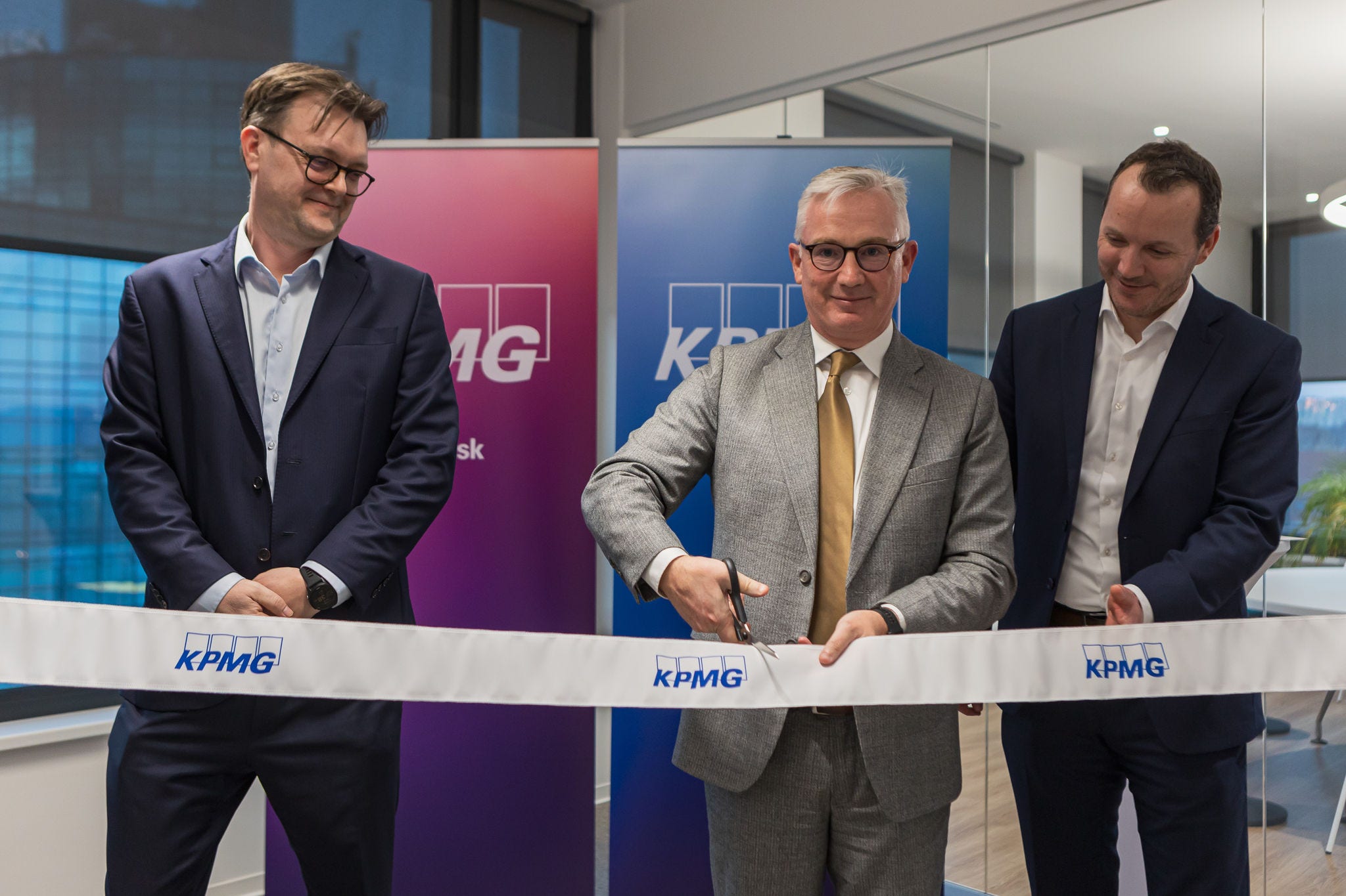 strihanie pasky pri otvarani kancelarii v Kosiciach