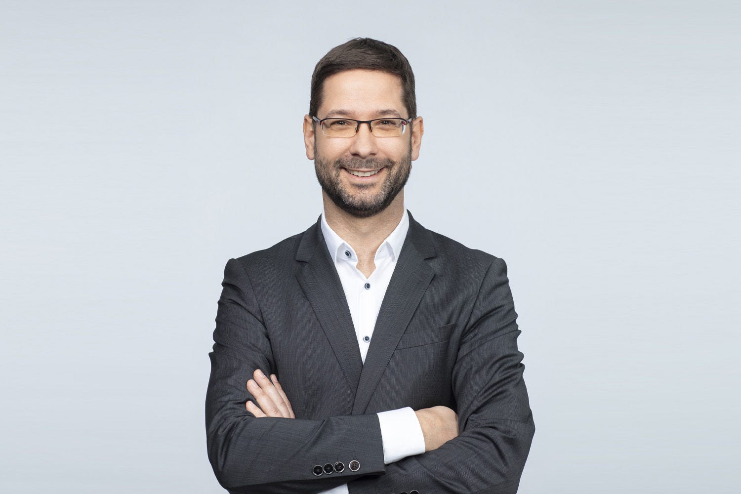 Porträt von Tobias Kirchlechner vor einer hellgrauen Wand