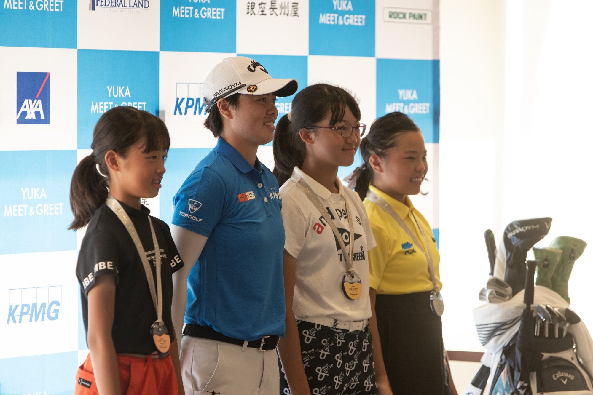 記念撮影にこたえる笹生選手