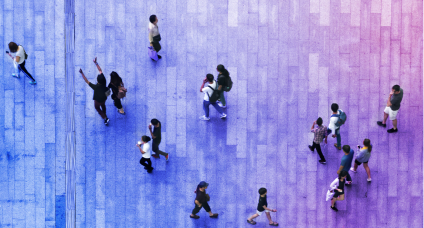 Pessoas a passar numa rua vistas de cima