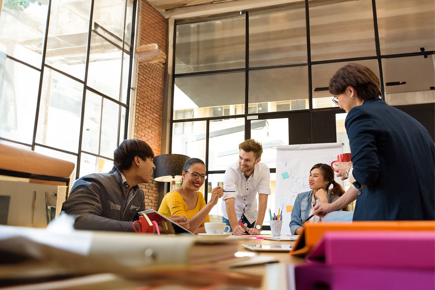 Pessoas ao redor de uma mesa de escritório