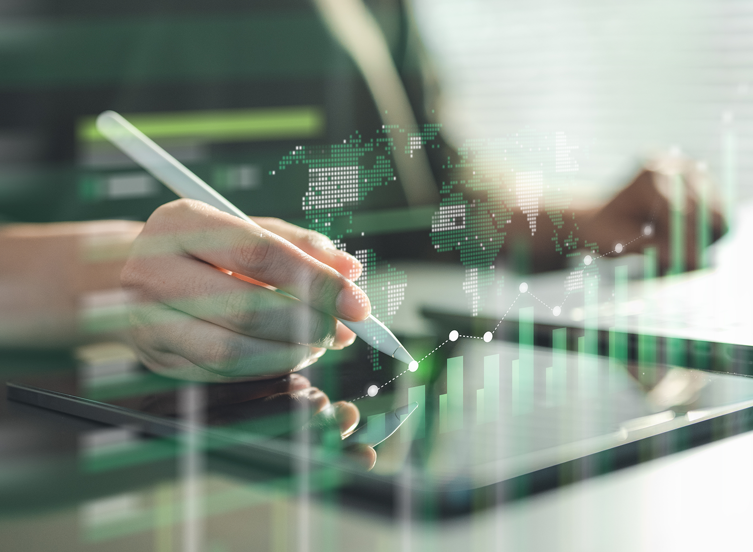 Kobieta pisząca na tablecie