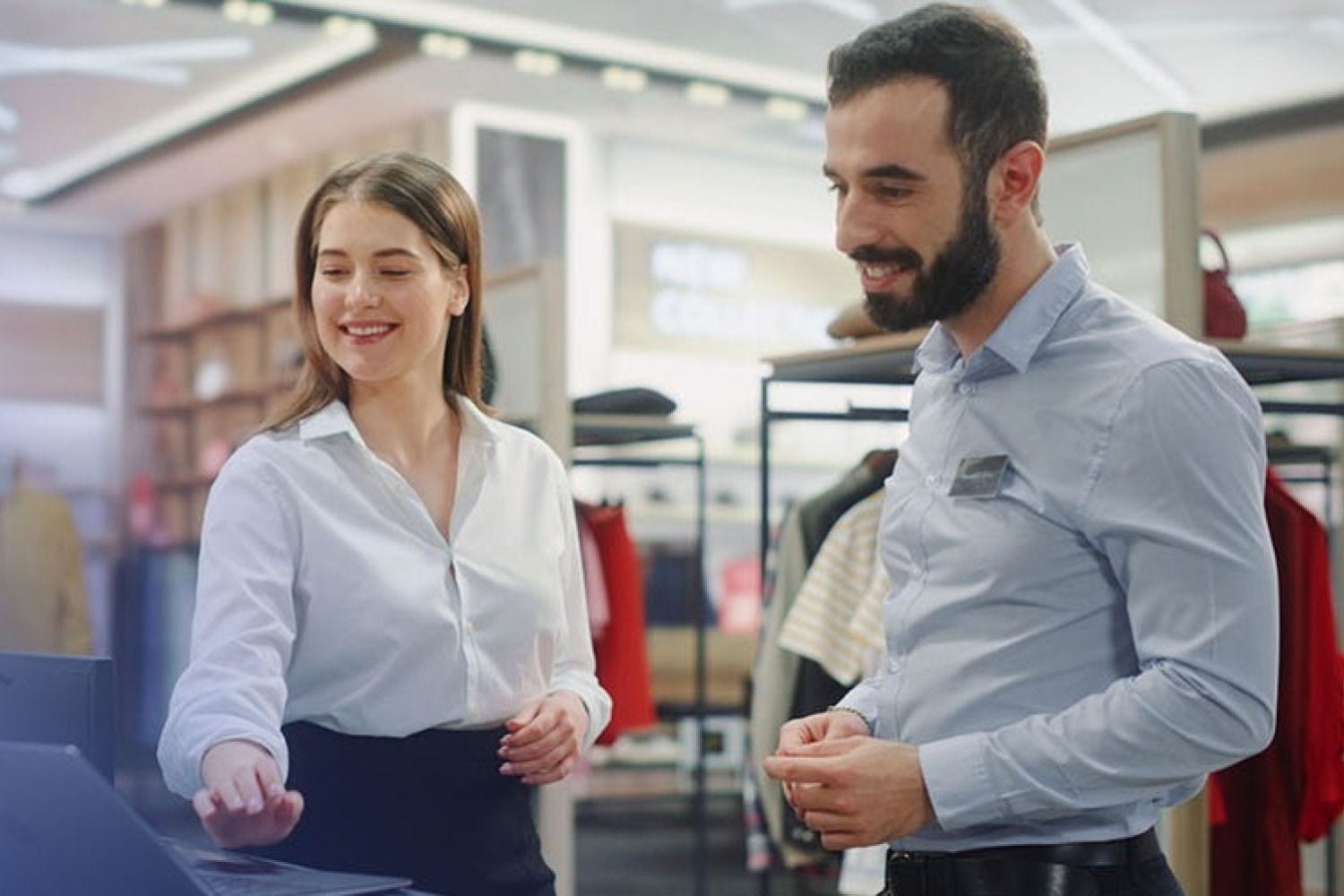 Personen sprechen auf der Arbeit